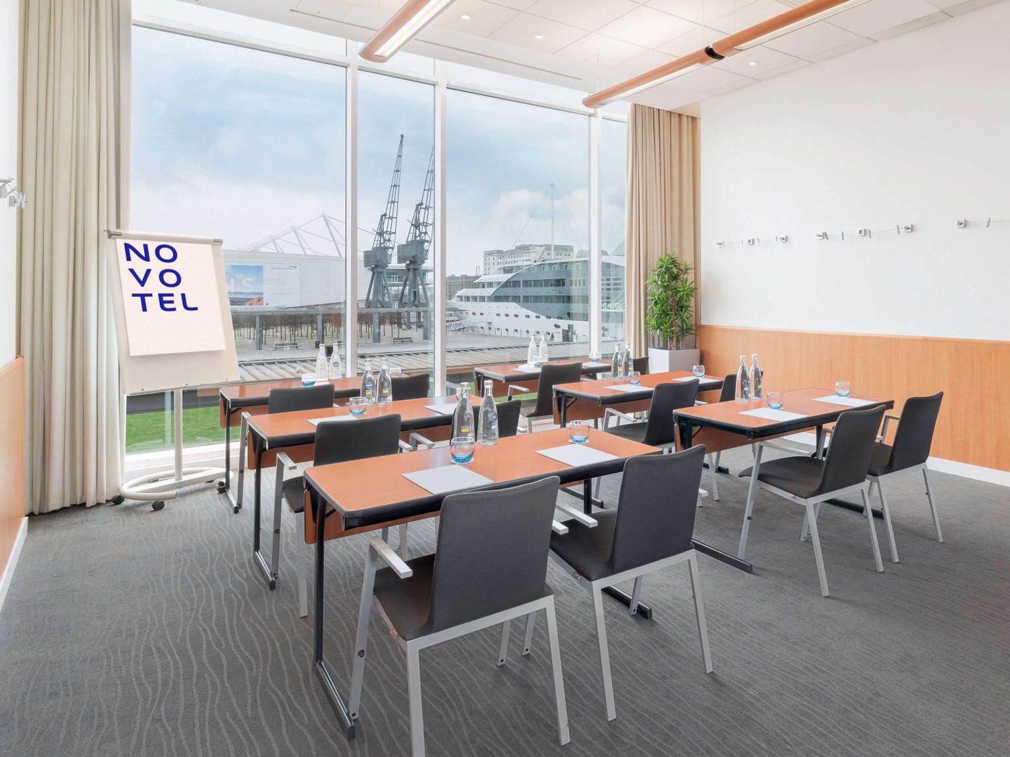 Novotel London Excel Екстериор снимка