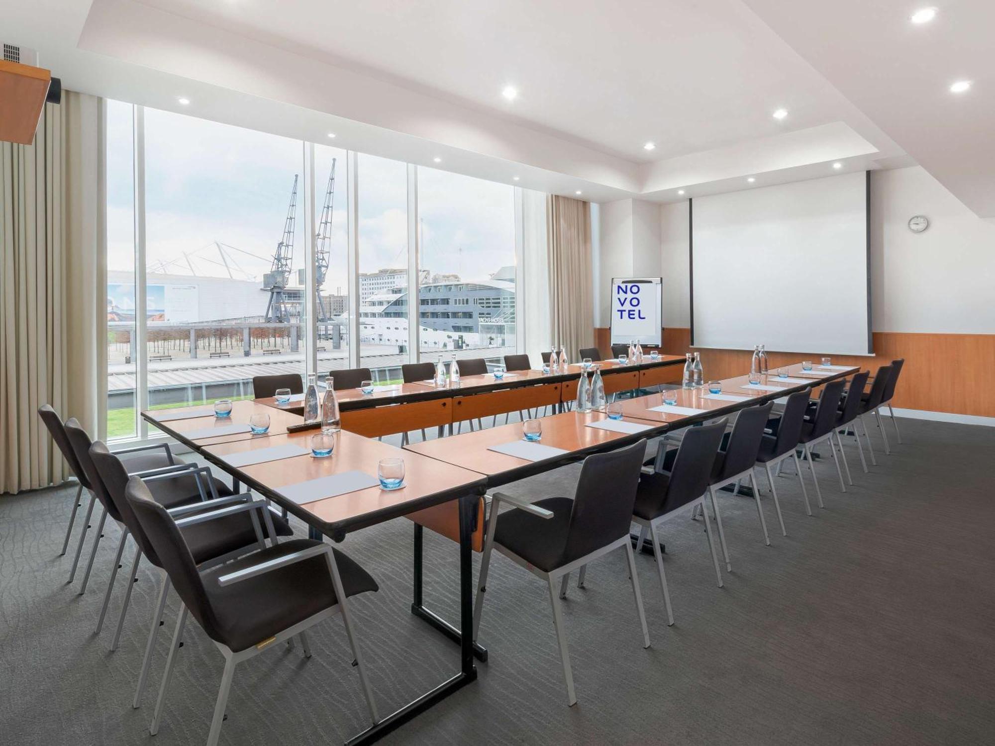 Novotel London Excel Екстериор снимка