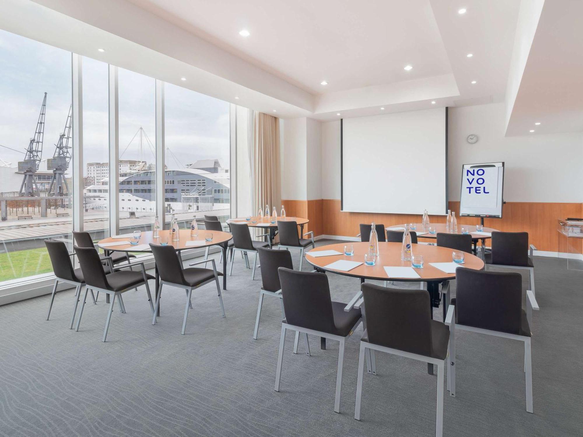 Novotel London Excel Екстериор снимка